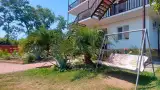 Наличие двора с экзотическими растениями, пальмами и цветами